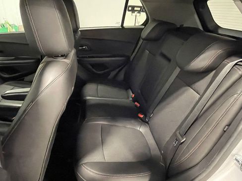 Used 2022 Chevrolet Trax LT w/ LT Convenience Package image 21