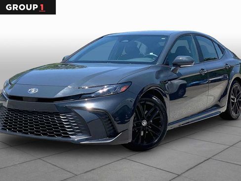 Used 2025 Toyota Camry SE FWD image 1