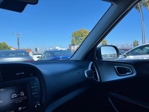 Used 2025 Kia Soul LX w/ LX Technology Package FWD image 35