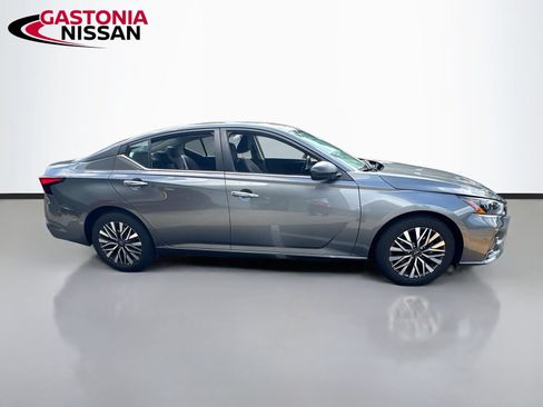 Used 2025 Nissan Altima 2.5 SV FWD image 10