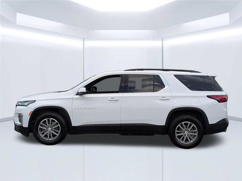 Used 2023 Chevrolet Traverse LT FWD image 2