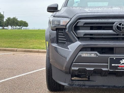 Used 2025 Toyota Tacoma SR5 AWD/4WD image 4