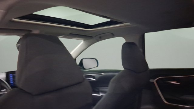 Used 2020 Toyota RAV4 XLE w/ Convenience Package FWD image 21