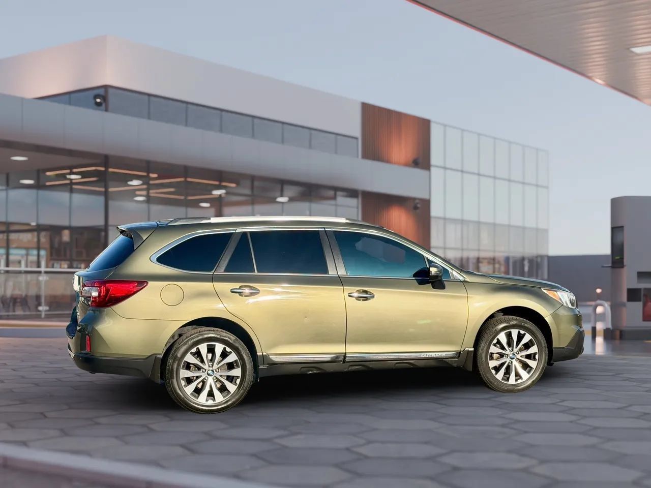 Used 2017 Subaru Outback 3.6R Touring AWD/4WD image 12