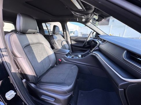 Used 2025 Jeep Grand Cherokee Altitude image 18