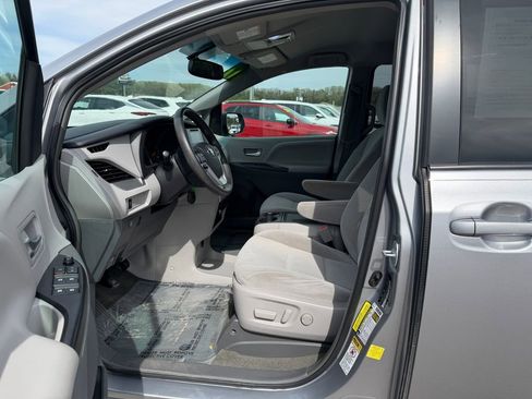 Used 2017 Toyota Sienna LE FWD image 13