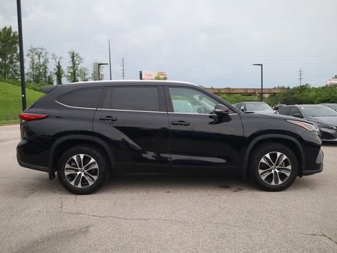 Used 2021 Toyota Highlander XLE AWD/4WD image 4