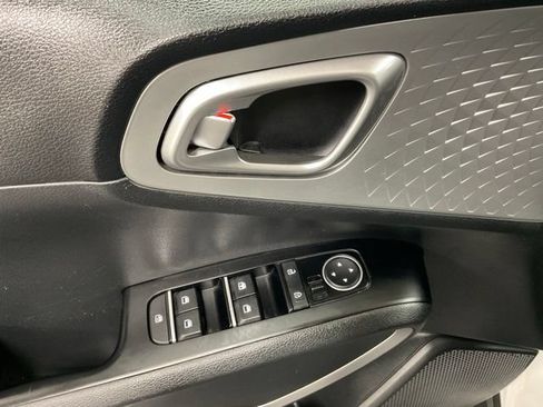 Used 2025 Kia Soul LX w/ LX Technology Package FWD image 27