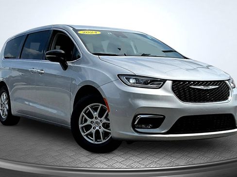Used 2024 Chrysler Pacifica Touring-L FWD image 3