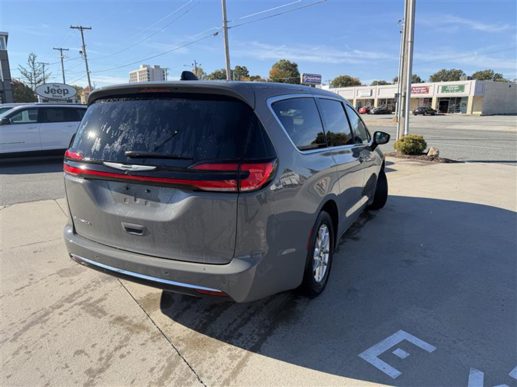 Certified 2025 Chrysler Pacifica Select FWD image 5
