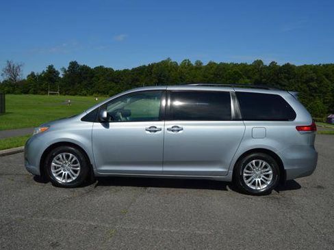 Used 2011 Toyota Sienna XLE w/ XLE Navigation Pkg FWD image 6