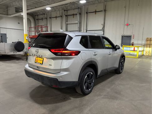 Used 2025 Nissan Rogue SV AWD/4WD image 6