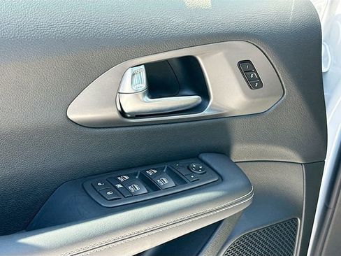 New 2026 Chrysler Pacifica Select image 12