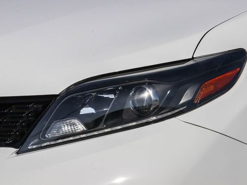 Certified 2020 Toyota Sienna SE w/ Nightshade Edition FWD image 10