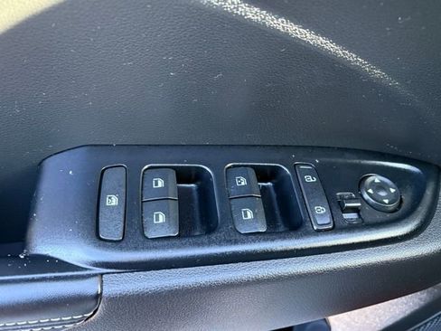 Used 2023 Hyundai Venue Limited image 12