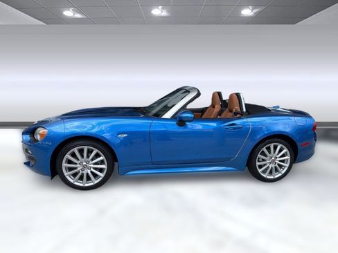 Used 2017 FIAT 124 Spider Lusso RWD image 2