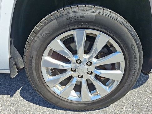 Used 2017 Jeep Cherokee Overland w/ Technology Group AWD/4WD image 9