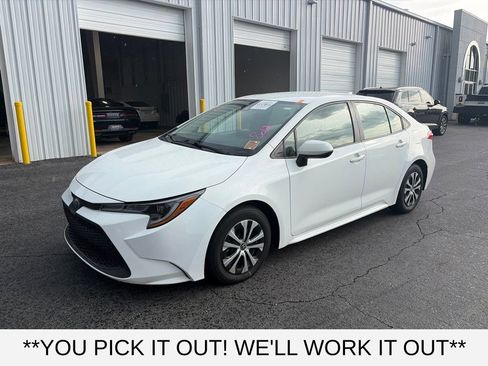 Used 2022 Toyota Corolla LE FWD image 3