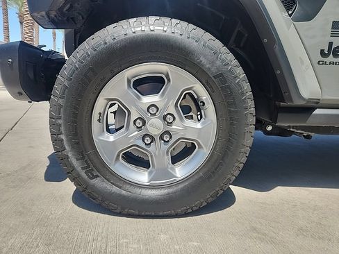 Used 2021 Jeep Gladiator Sport AWD/4WD image 5