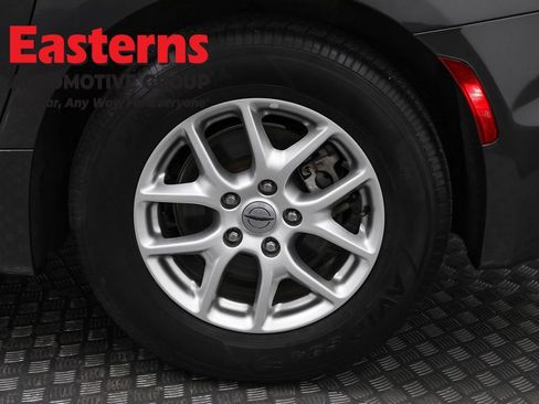 Used 2023 Chrysler Pacifica Touring-L image 35