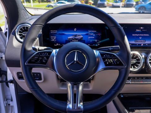 Used 2025 Mercedes-Benz GLA 250 4MATIC image 21