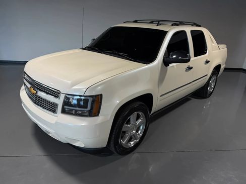 Used 2013 Chevrolet Avalanche LTZ RWD image 7