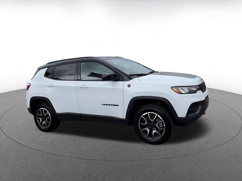Used 2025 Jeep Compass Trailhawk image 2