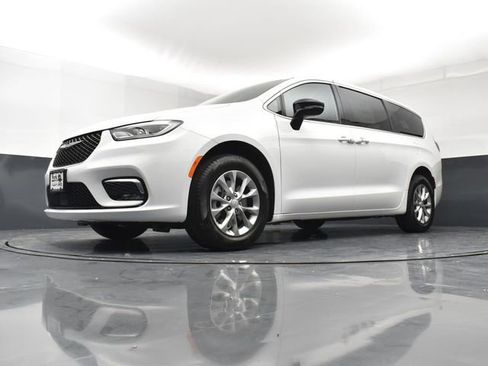 New 2026 Chrysler Pacifica Select AWD/4WD image 21