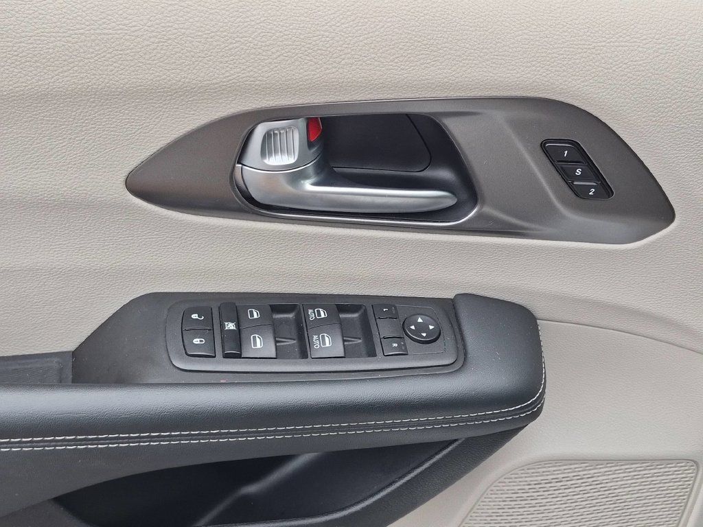 Used 2024 Chrysler Pacifica Touring-L FWD image 10