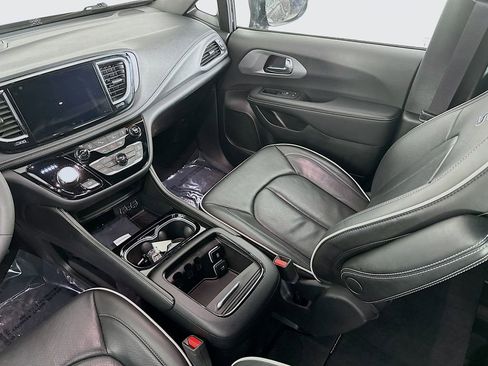 Used 2025 Chrysler Pacifica Limited image 35