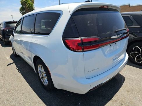 Used 2024 Chrysler Pacifica Touring-L FWD image 4
