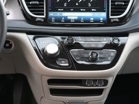 Used 2023 Chrysler Pacifica Touring-L image 26