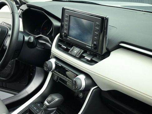 Used 2020 Toyota RAV4 XLE Premium image 27