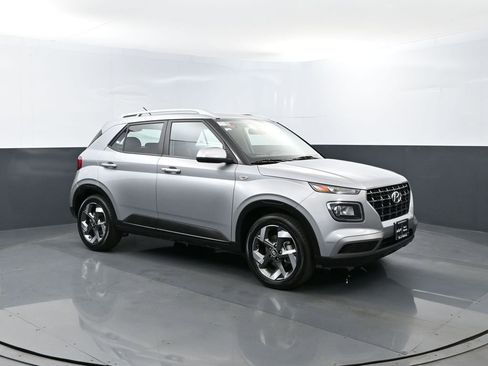 Used 2025 Hyundai Venue SEL FWD image 3