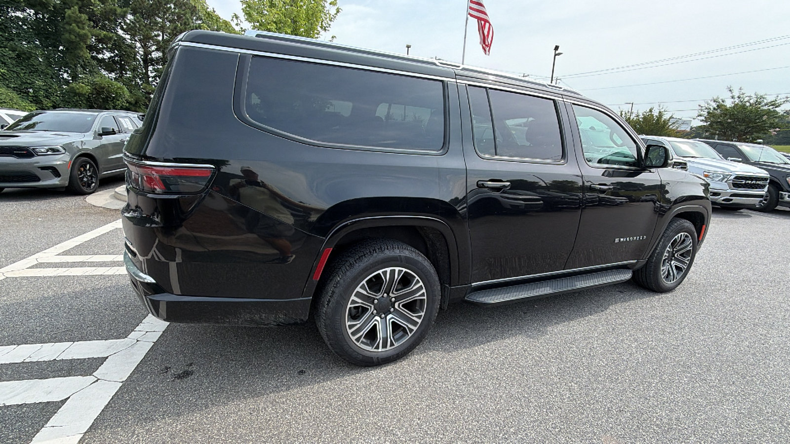 Used 2024 Jeep Wagoneer L Series II w/ Flexible Seating Group AWD/4WD image 8