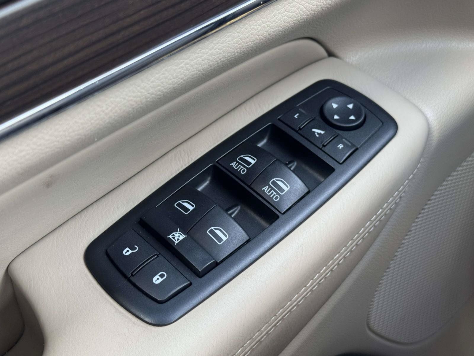 Used 2015 Jeep Grand Cherokee Overland AWD/4WD image 9