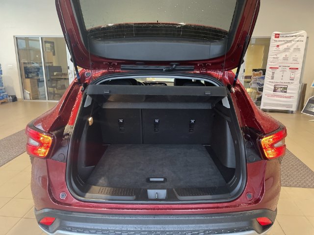 Used 2025 Chevrolet Trax LT w/ LT Convenience Package FWD image 31