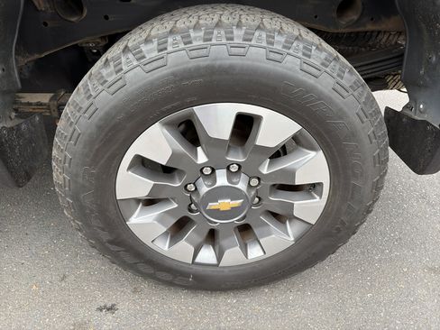 Used 2024 Chevrolet Silverado 2500 Custom w/ Custom Value Package image 8