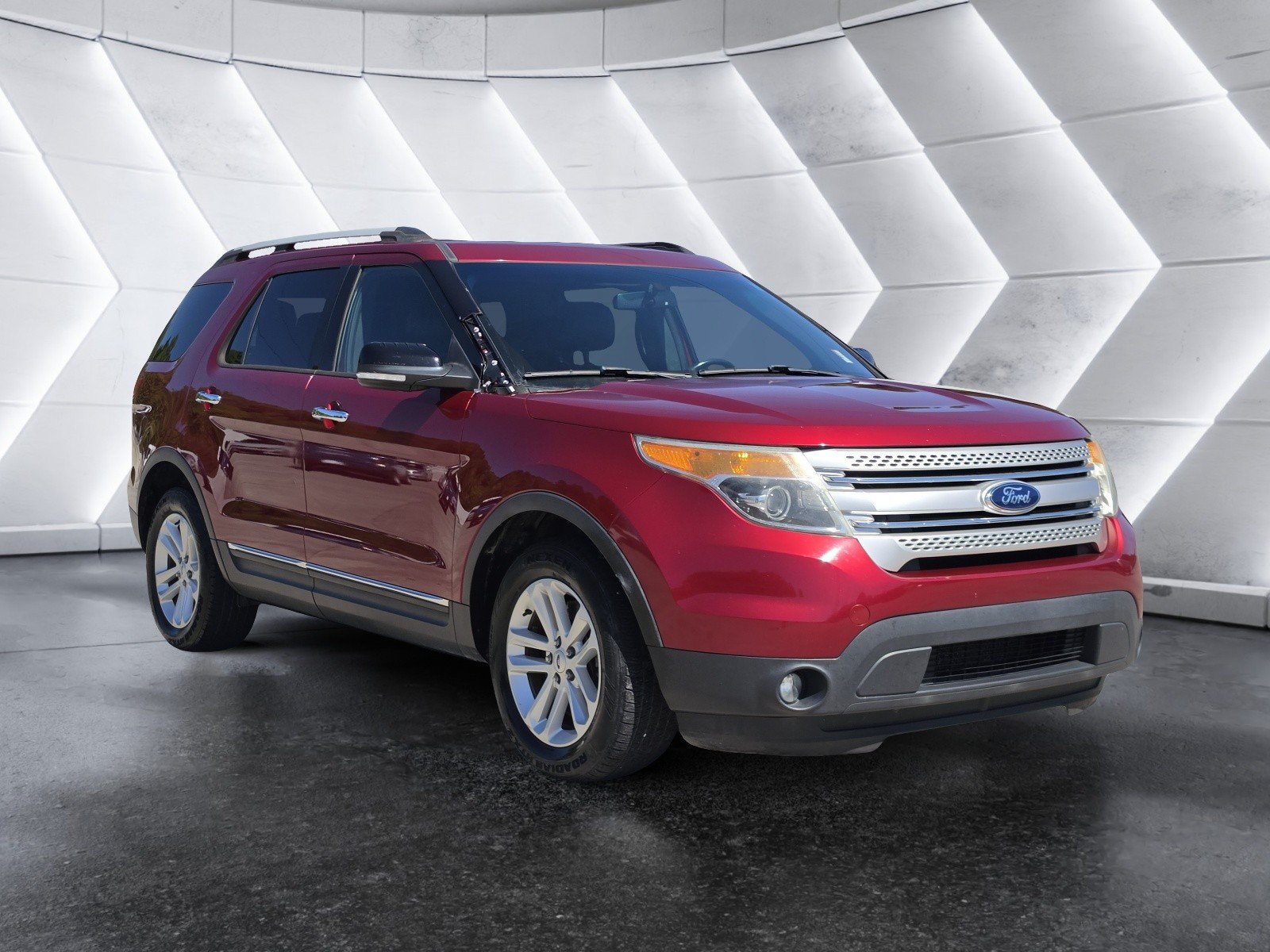 Used 2015 Ford Explorer XLT w/ Equipment Group 202B FWD image 2