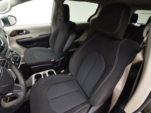 Used 2022 Chrysler Voyager LX image 18