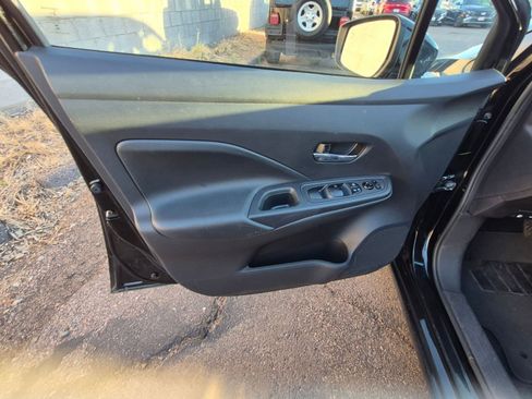 Used 2025 Nissan Versa SV image 9