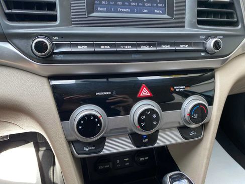 Used 2019 Hyundai Elantra SE FWD image 18