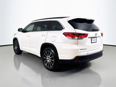 Used 2017 Toyota Highlander SE FWD image 6