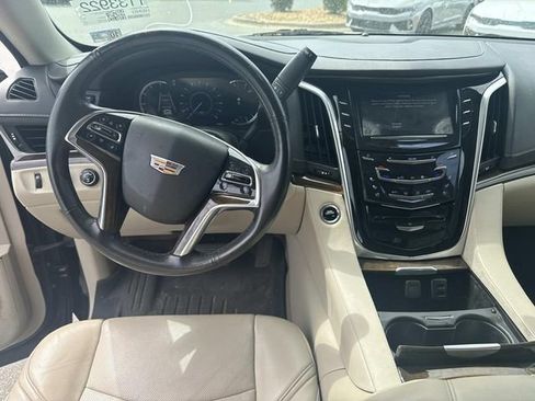 Used 2020 Cadillac Escalade Premium Luxury image 4