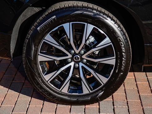 Used 2025 Volvo XC60 B5 Plus image 9