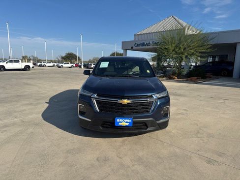 Used 2023 Chevrolet Traverse LS image 2