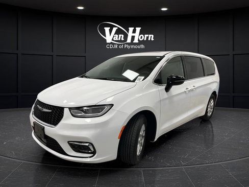 Used 2026 Chrysler Pacifica Select FWD image 3