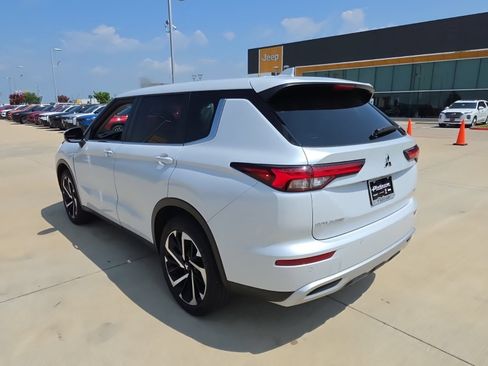 Used 2024 Mitsubishi Outlander SE AWD/4WD image 3