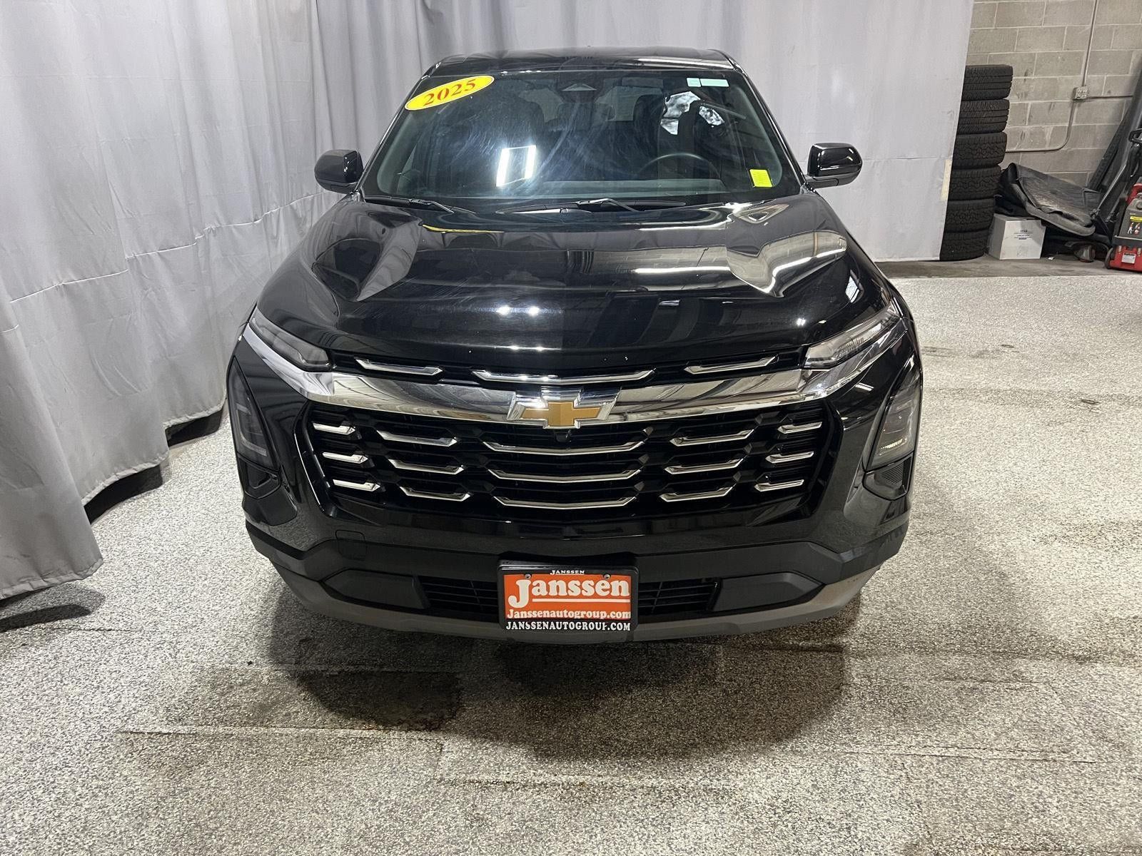 Used 2025 Chevrolet Equinox LT AWD/4WD image 3