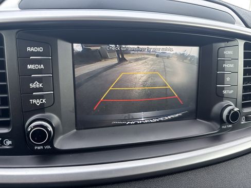 Used 2019 Kia Sorento LX image 14